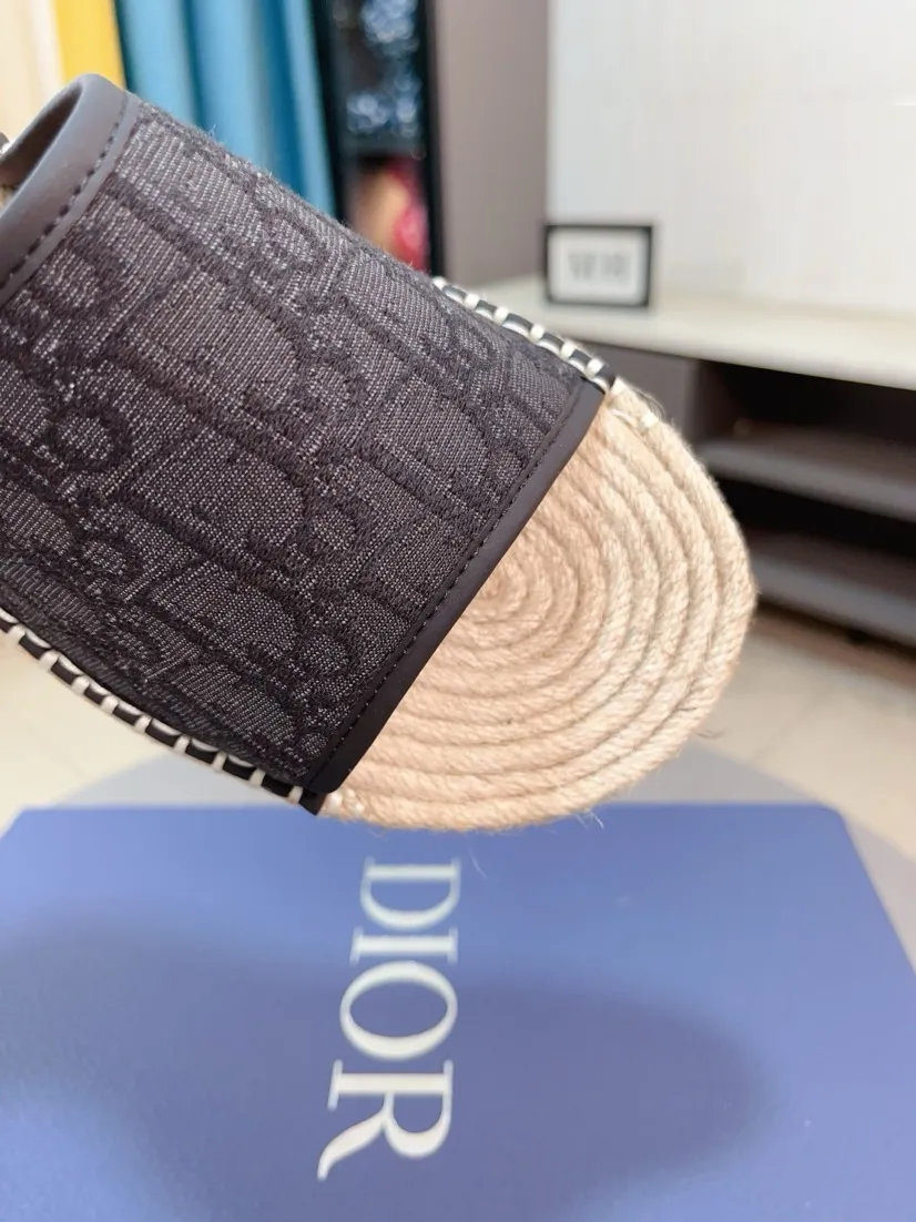 Men's men's shoes💰320🌸🌸High-end version. DIOR💁Men's slippers, high-end and upscale [strong][strong], compare quality at counters. The upper is hand-drawn, a combination of native hemp and raw rubber sole [strong][strong], breathable and non-slip outsole [rose][rose], breathable and comfortable lambskin lining, density 100% comfortable [gift][gift], original wear-resistant code number 38-44. Can be customized 45-46-47